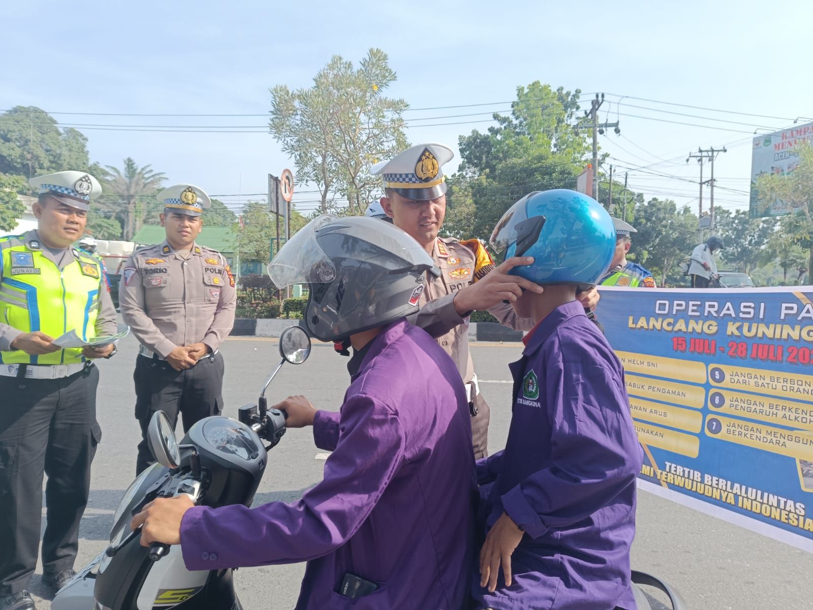 Polisi Bagikan Helm Gratis untuk Pengendara di Kampar